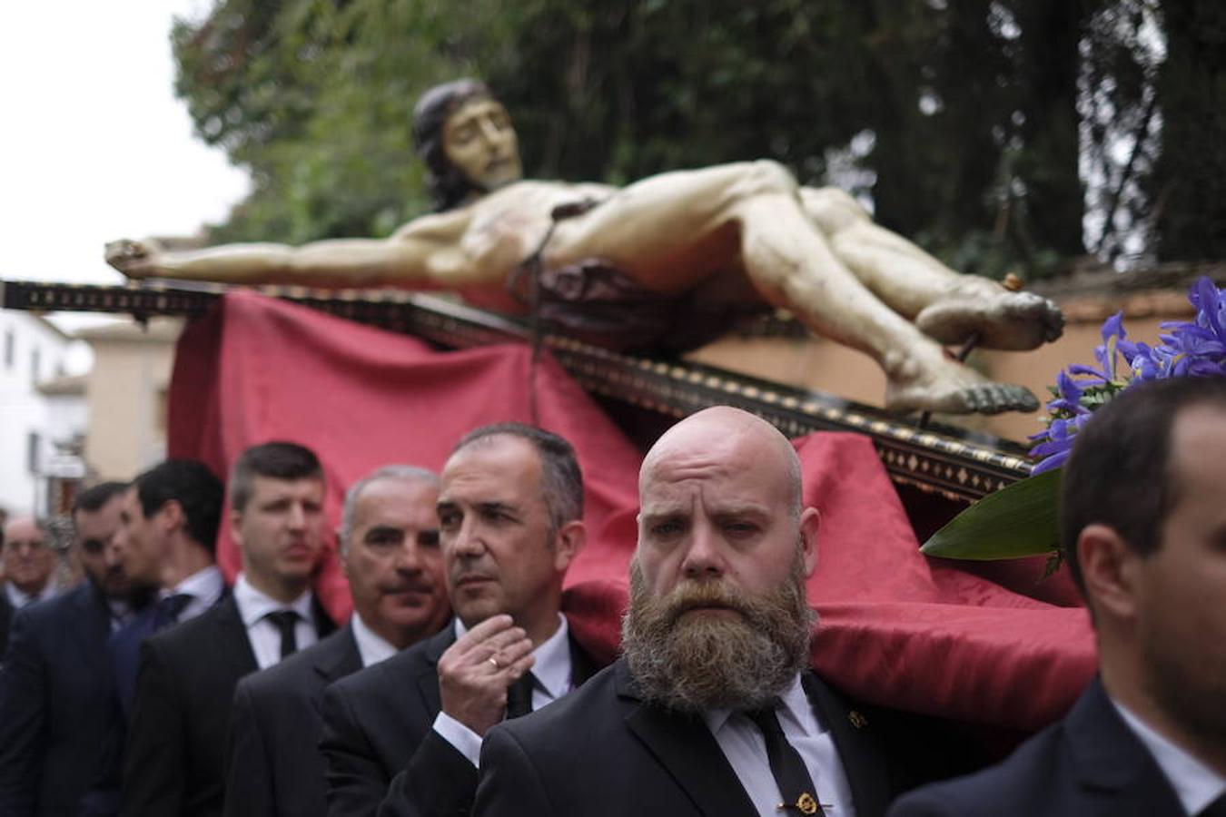 Muchos fieles han seguido el cortejo desde la iglesia de El Salvador en lo supone una tradición más