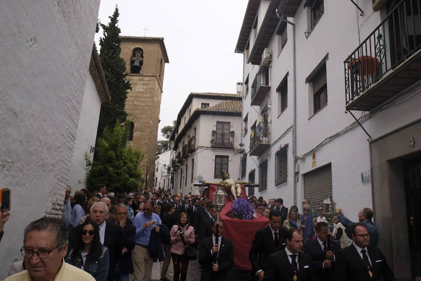 Muchos fieles han seguido el cortejo desde la iglesia de El Salvador en lo supone una tradición más