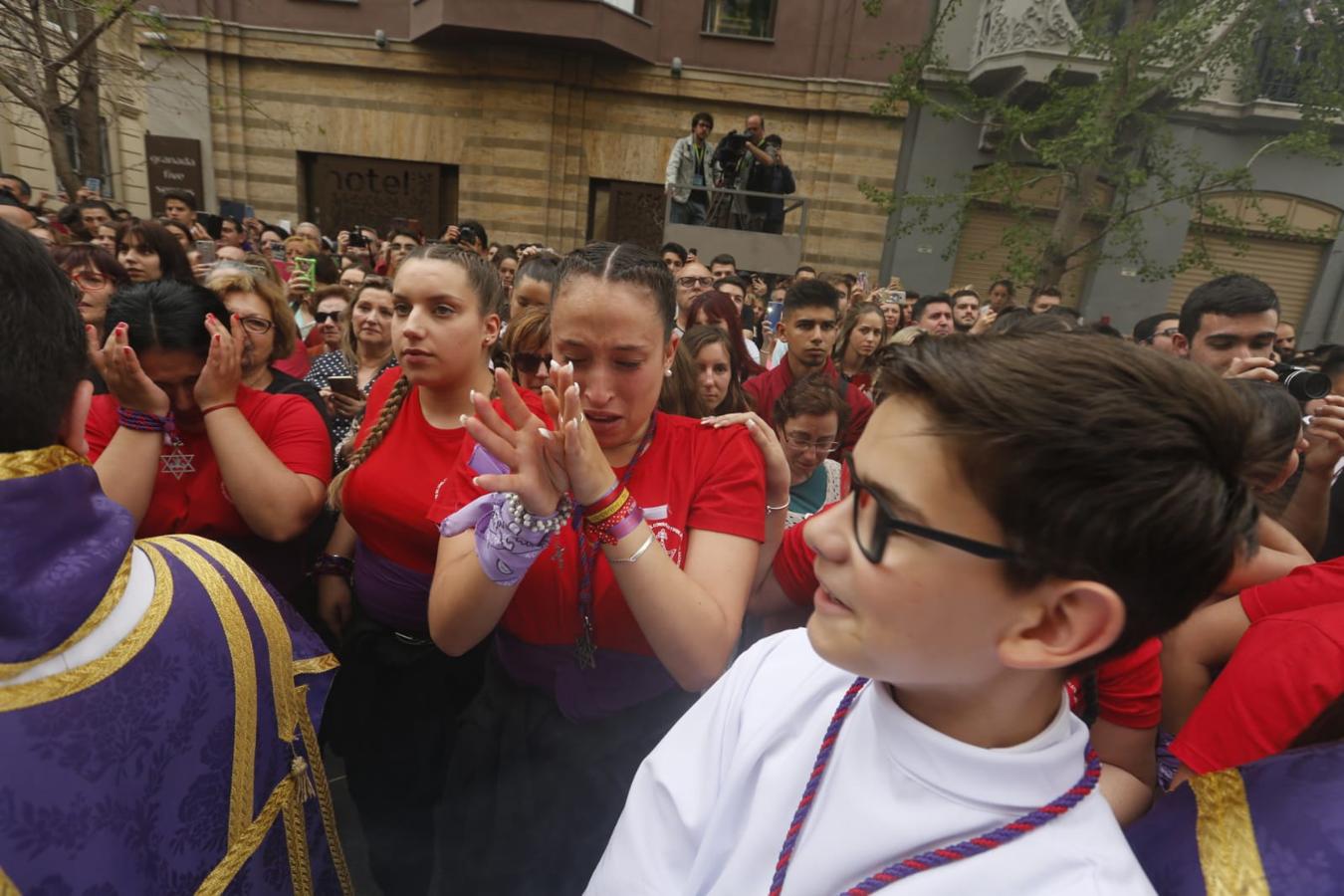 Emoción desbordada para recibir el Cristo del Consuelo y María Santísima del Sacromonte