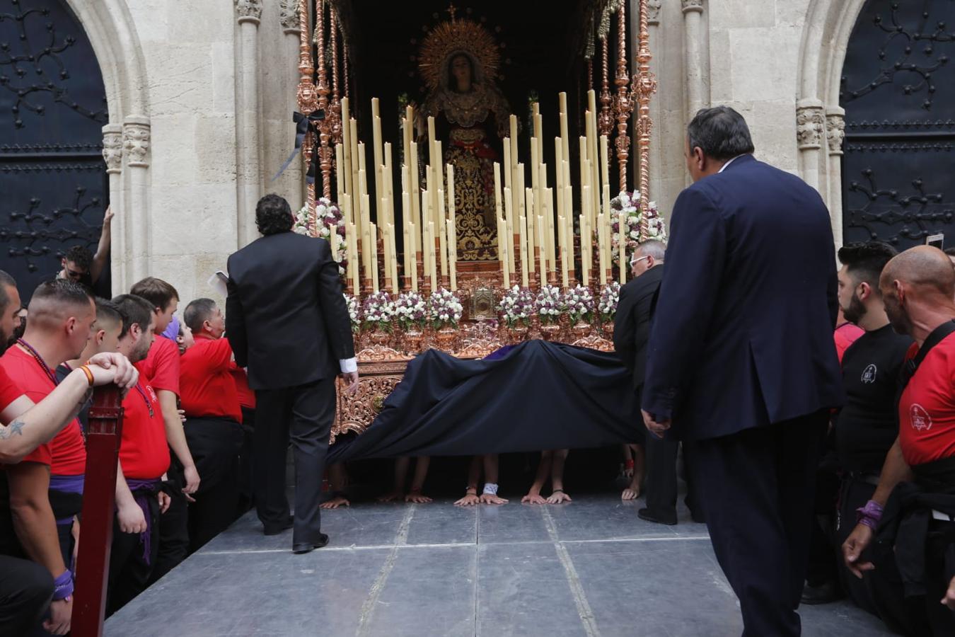 Emoción desbordada para recibir el Cristo del Consuelo y María Santísima del Sacromonte