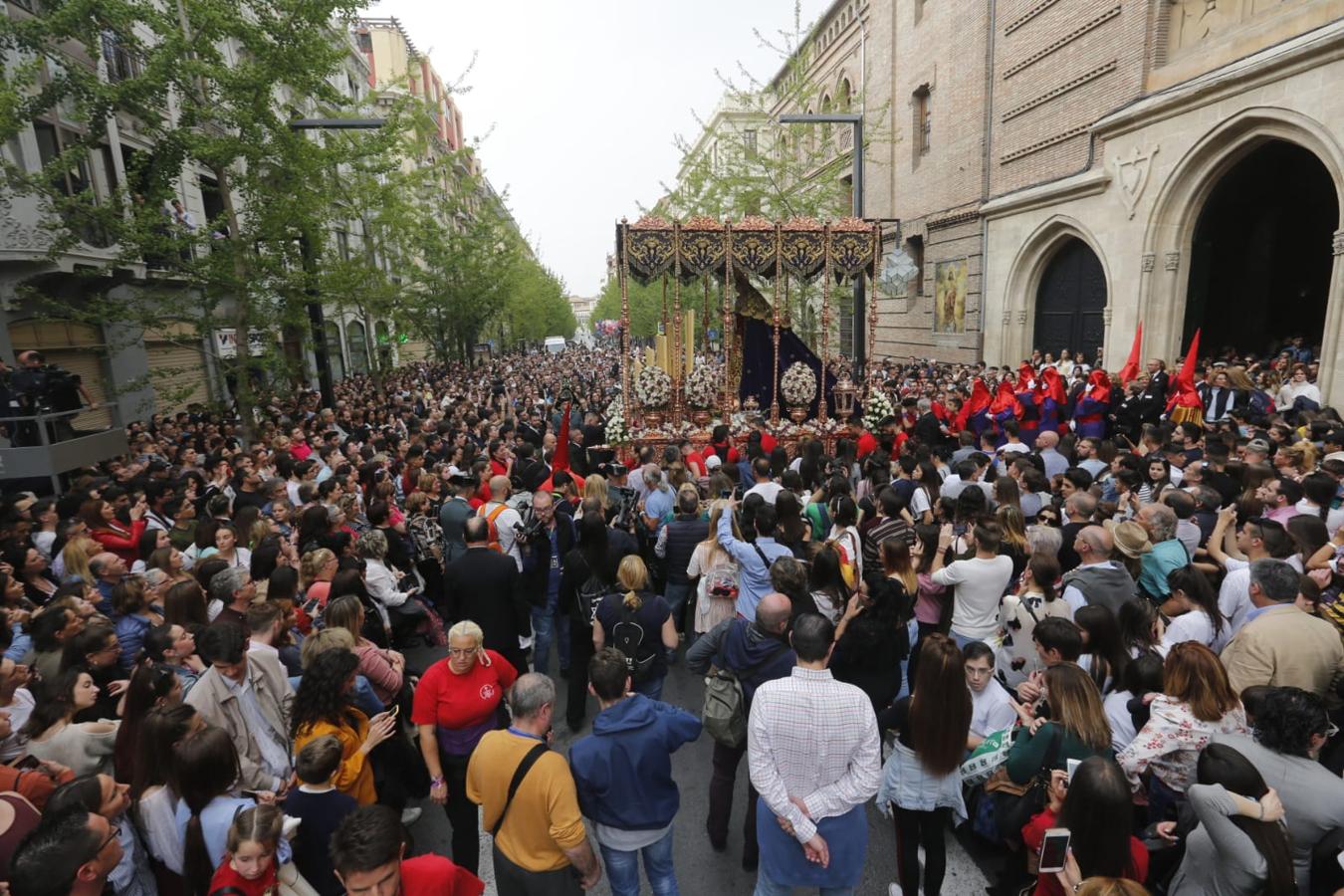 Emoción desbordada para recibir el Cristo del Consuelo y María Santísima del Sacromonte