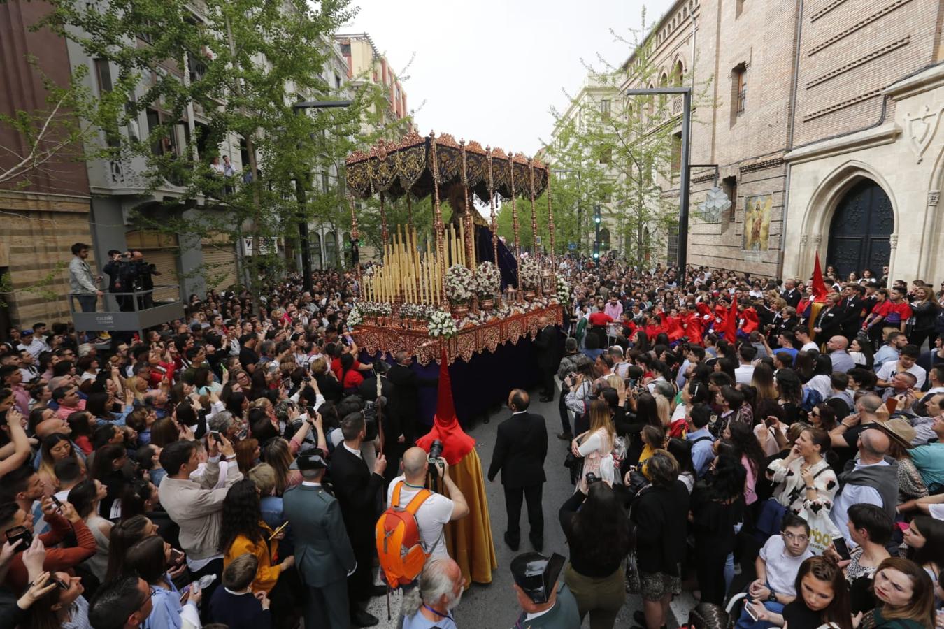 Emoción desbordada para recibir el Cristo del Consuelo y María Santísima del Sacromonte