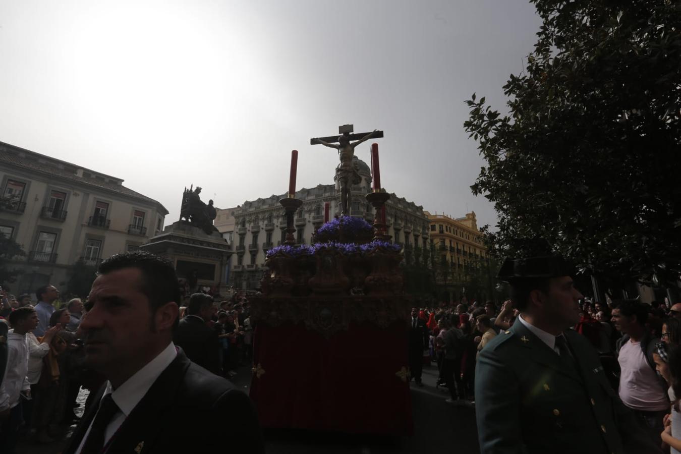 Emoción desbordada para recibir el Cristo del Consuelo y María Santísima del Sacromonte