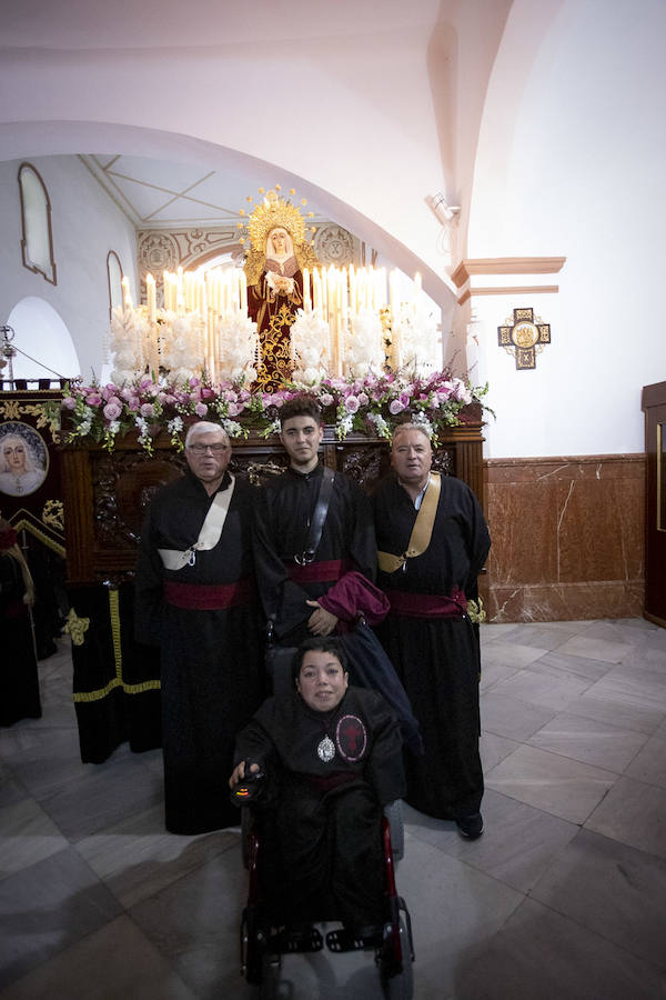 La imagen de Los Agustinos ha salido a la calle sobre las manos de los costaleros y rodeado de decenas de personas que le siguen con una vela encendida