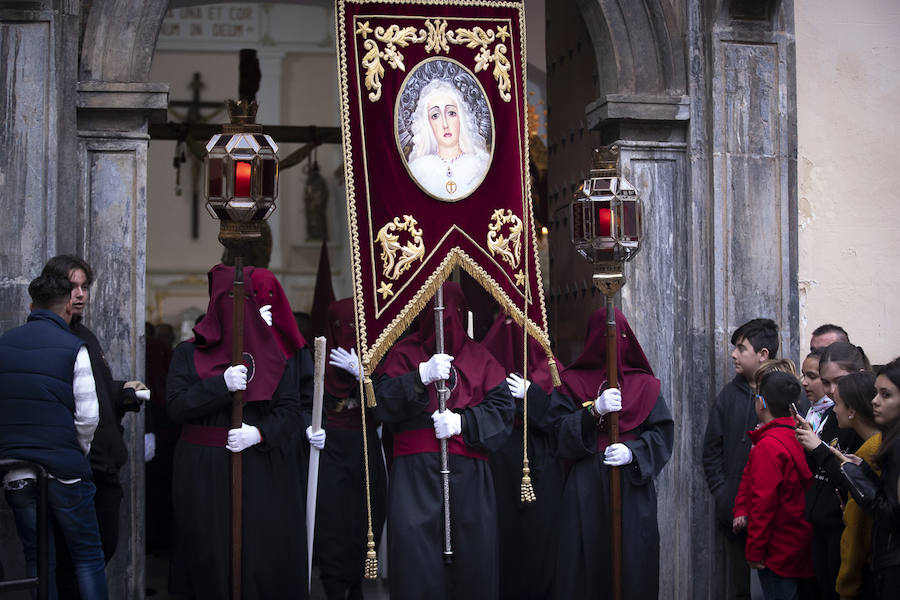 La imagen de Los Agustinos ha salido a la calle sobre las manos de los costaleros y rodeado de decenas de personas que le siguen con una vela encendida