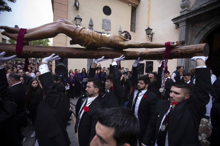 La imagen de Los Agustinos ha salido a la calle sobre las manos de los costaleros y rodeado de decenas de personas que le siguen con una vela encendida