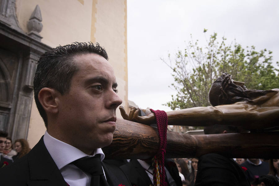 La imagen de Los Agustinos ha salido a la calle sobre las manos de los costaleros y rodeado de decenas de personas que le siguen con una vela encendida