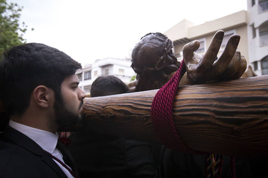 La imagen de Los Agustinos ha salido a la calle sobre las manos de los costaleros y rodeado de decenas de personas que le siguen con una vela encendida