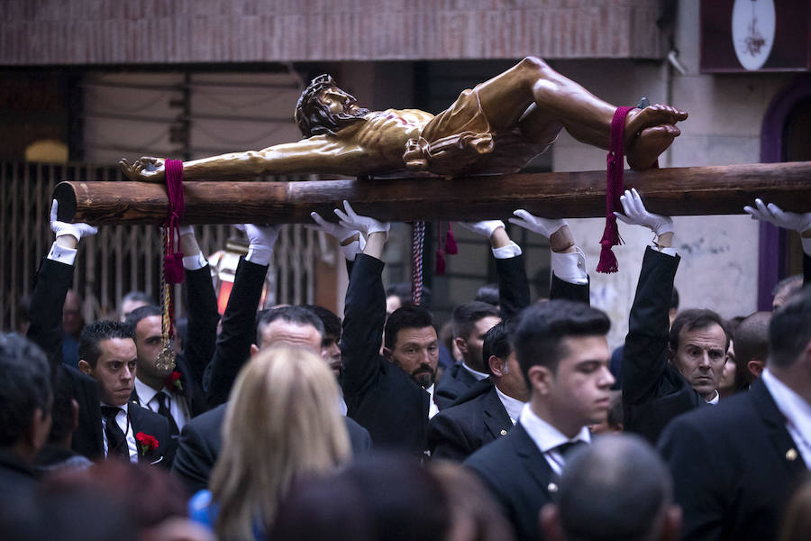 La imagen de Los Agustinos ha salido a la calle sobre las manos de los costaleros y rodeado de decenas de personas que le siguen con una vela encendida