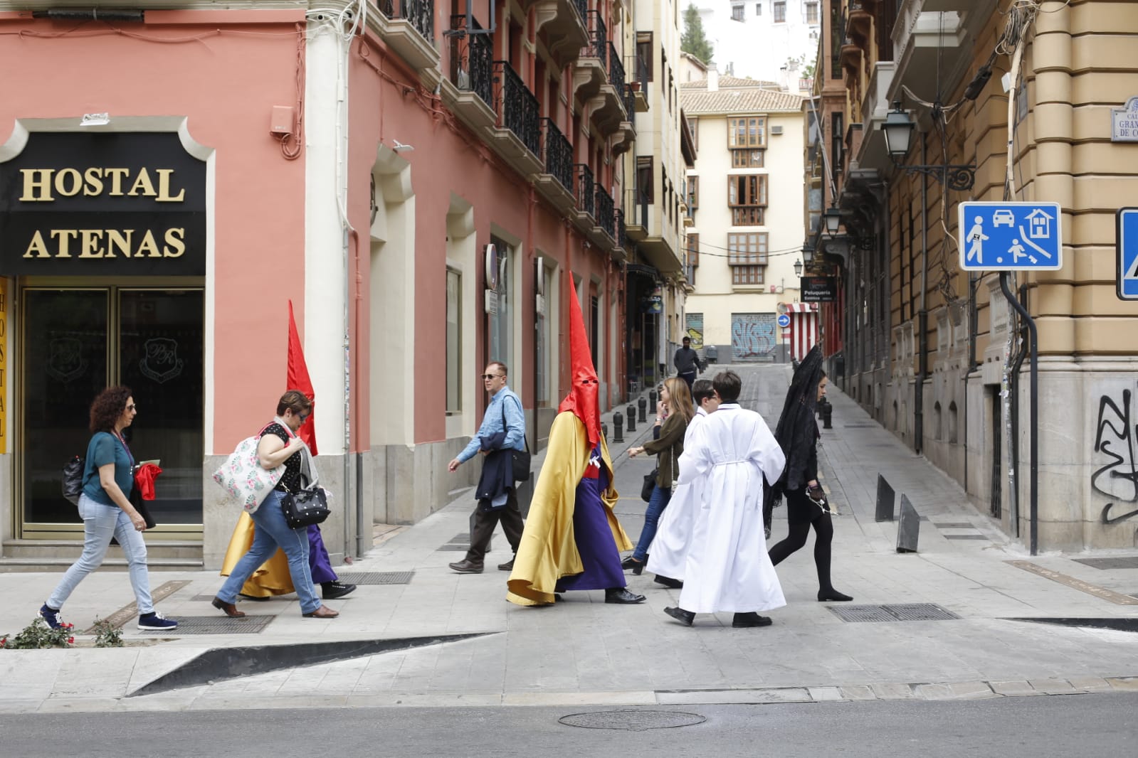 La Hermandad de Los Gitanos sale del Sagrado Corazón pero se tiene que quedr en la Catedral por la lluvia