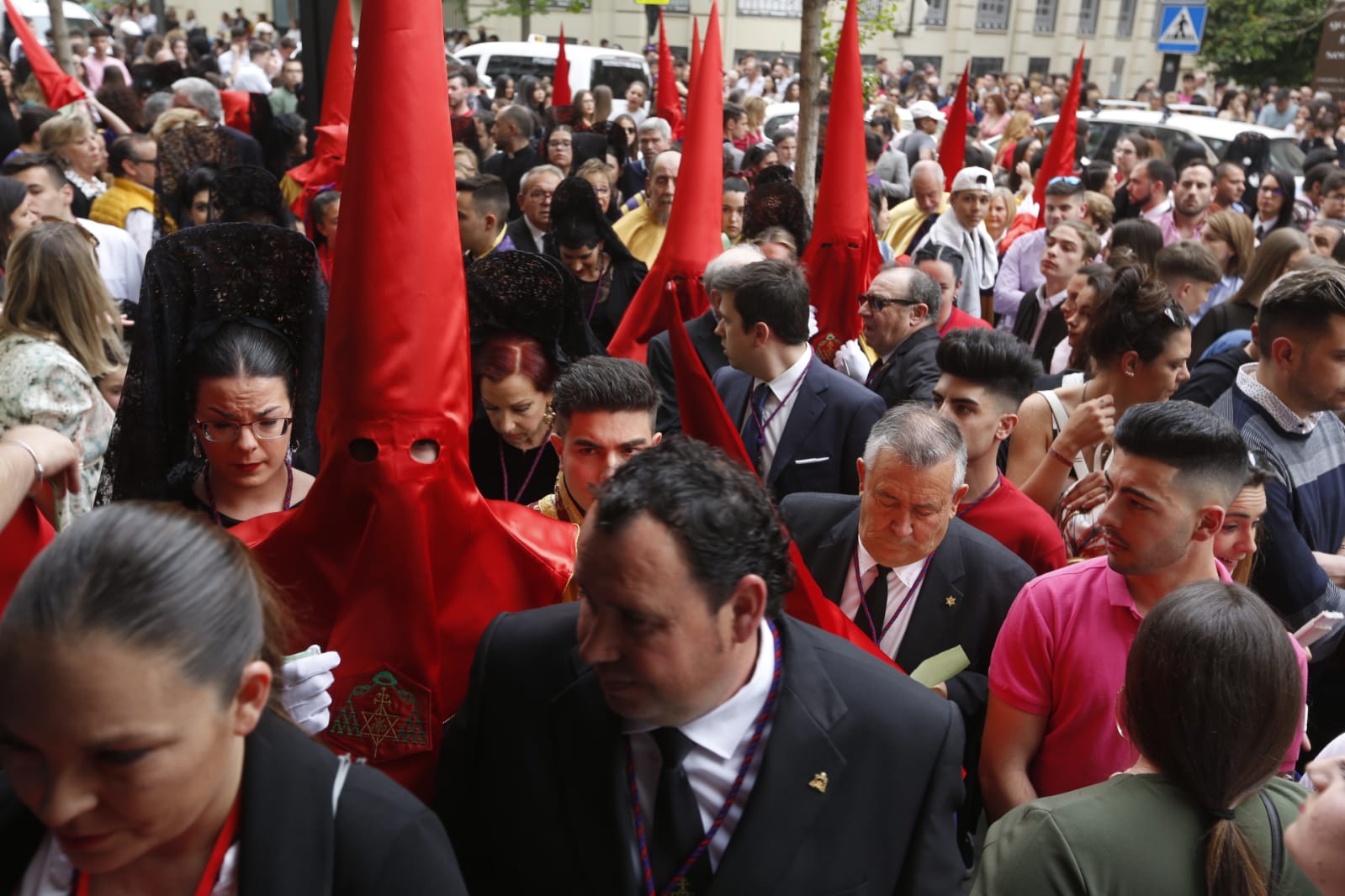 La Hermandad de Los Gitanos sale del Sagrado Corazón pero se tiene que quedr en la Catedral por la lluvia