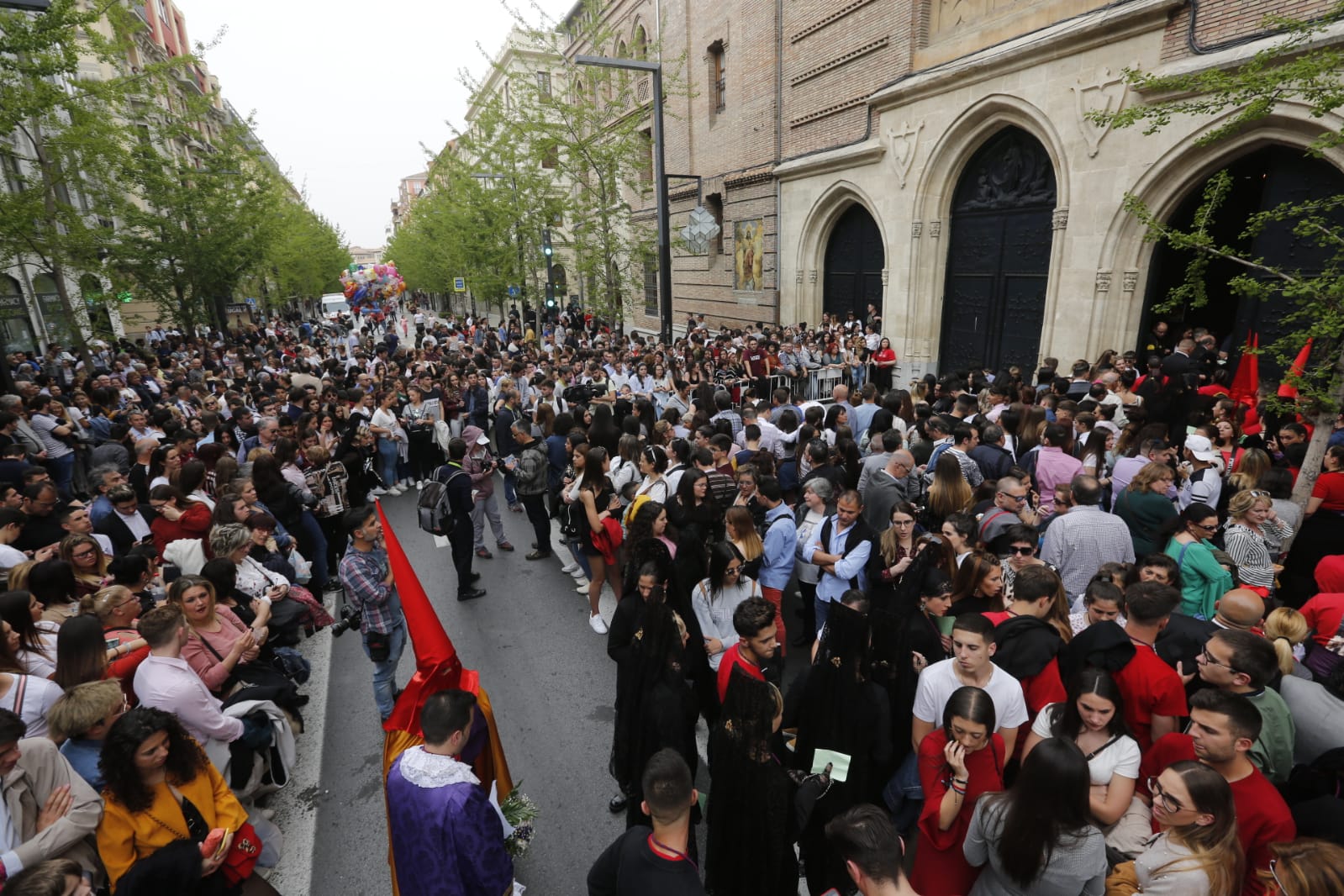 La Hermandad de Los Gitanos sale del Sagrado Corazón pero se tiene que quedr en la Catedral por la lluvia