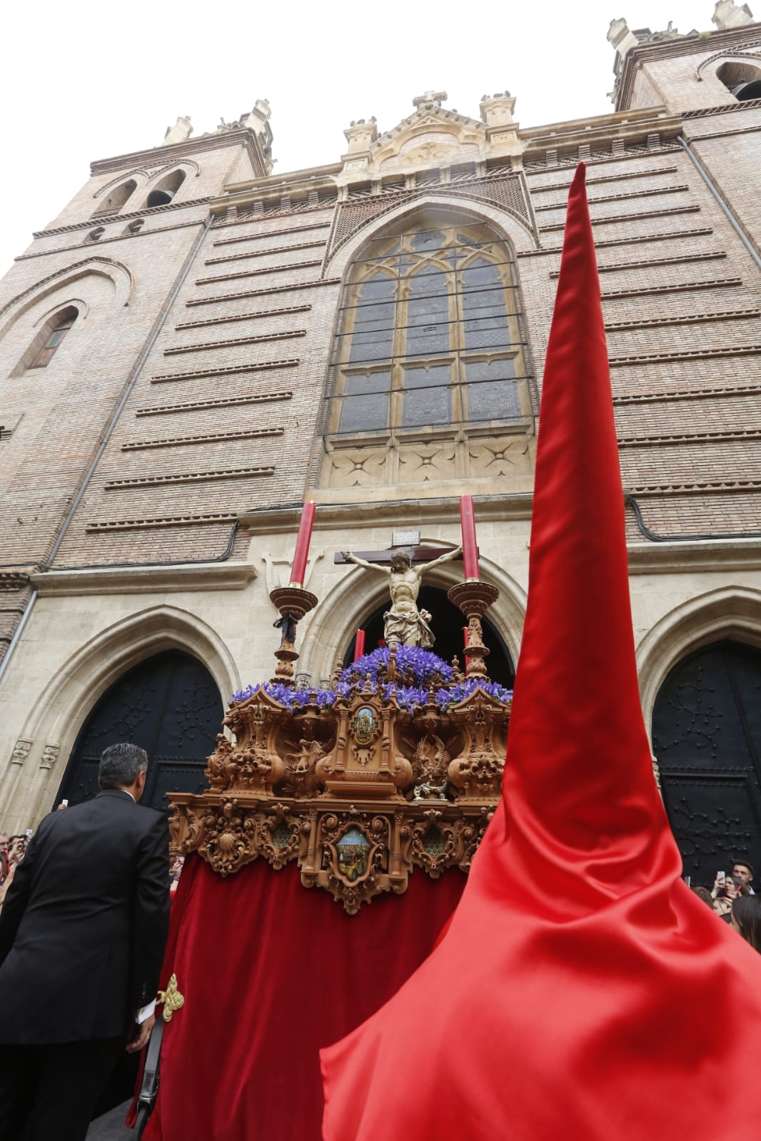 La Hermandad de Los Gitanos sale del Sagrado Corazón pero se tiene que quedr en la Catedral por la lluvia