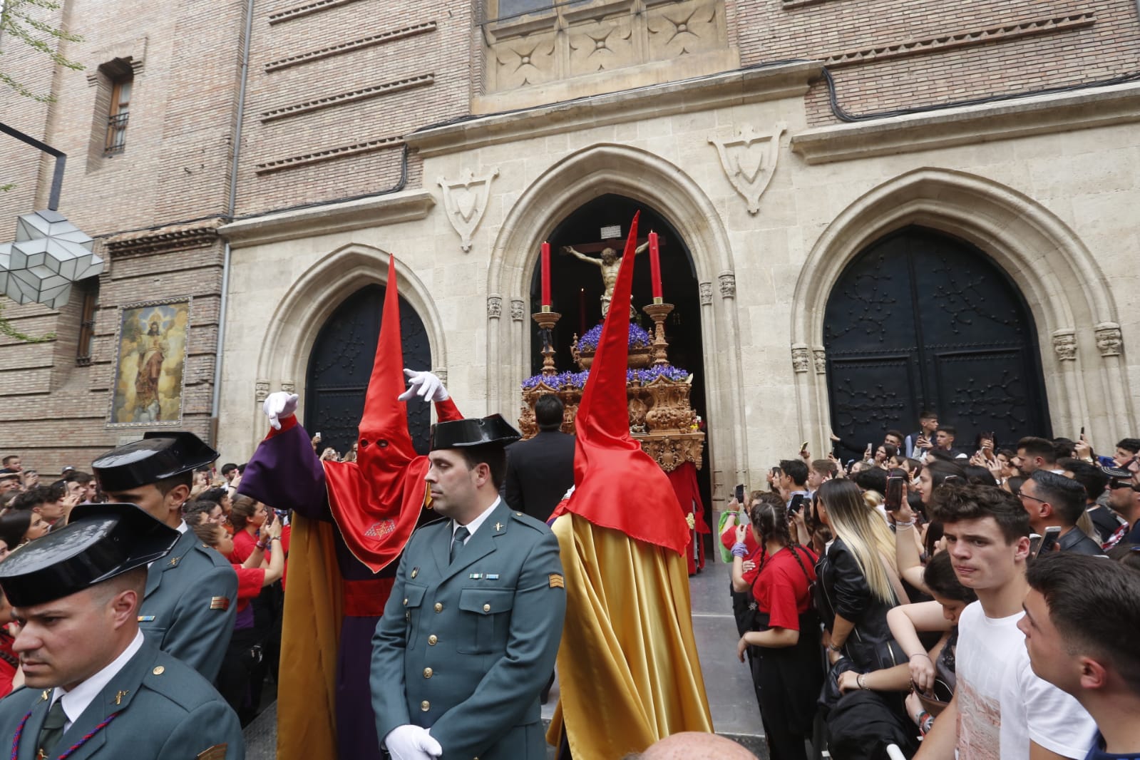 La Hermandad de Los Gitanos sale del Sagrado Corazón pero se tiene que quedr en la Catedral por la lluvia