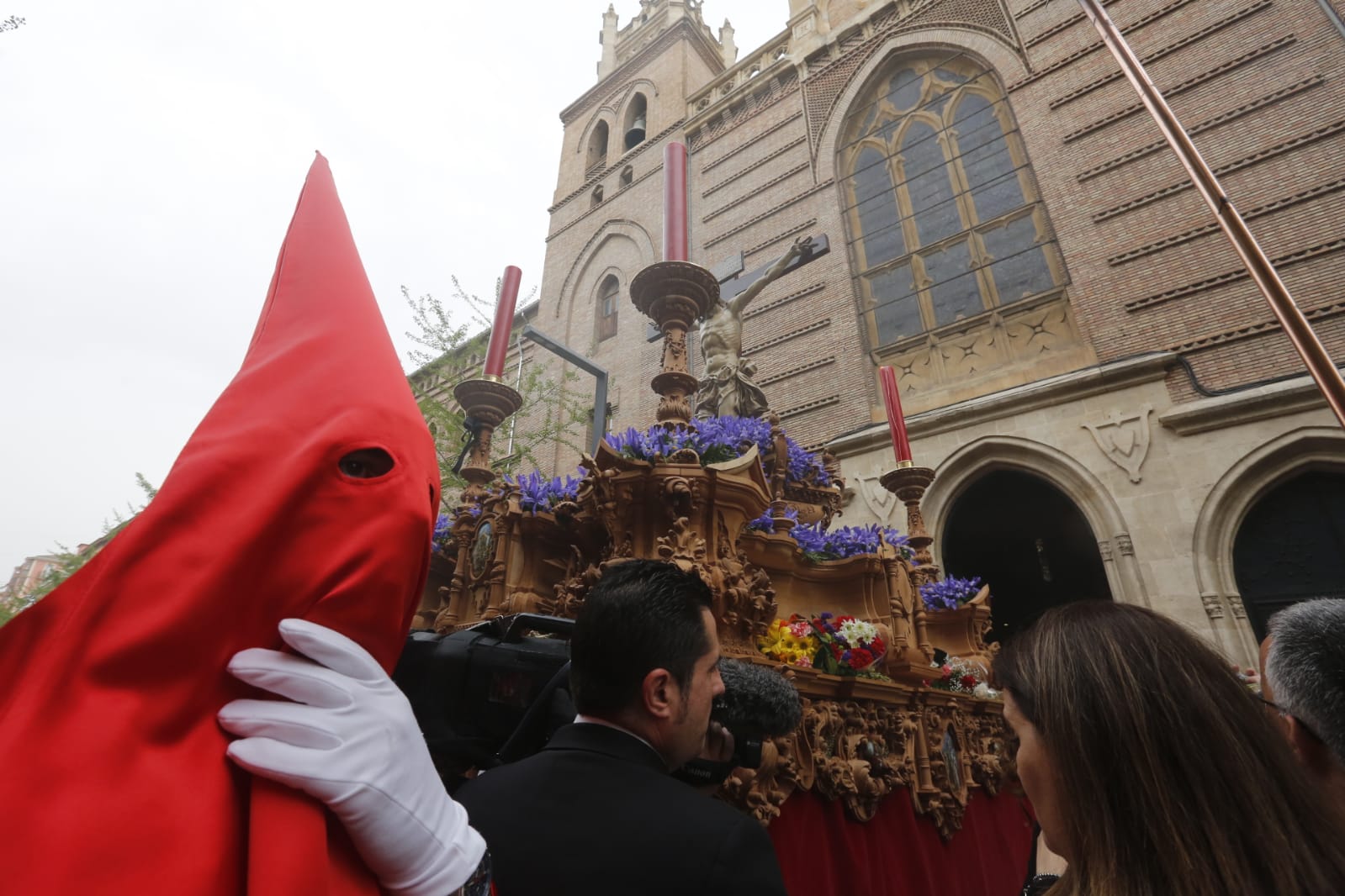 La Hermandad de Los Gitanos sale del Sagrado Corazón pero se tiene que quedr en la Catedral por la lluvia