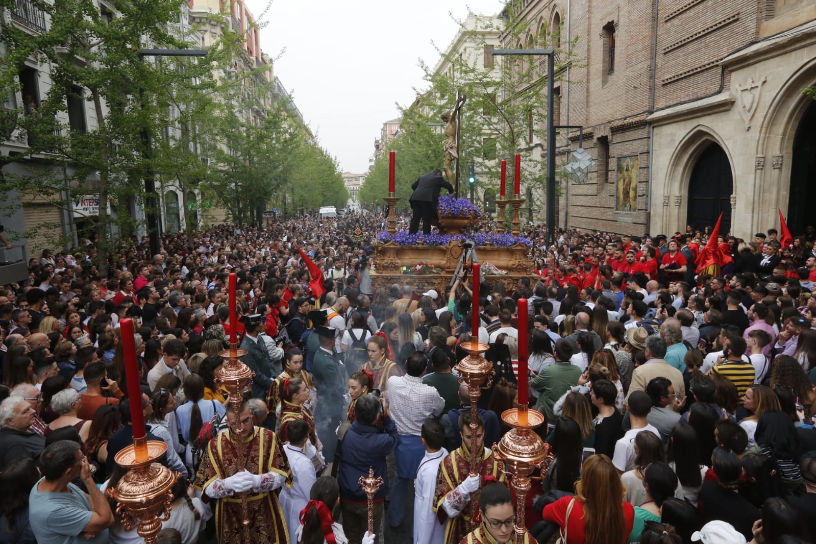 La Hermandad de Los Gitanos sale del Sagrado Corazón pero se tiene que quedr en la Catedral por la lluvia