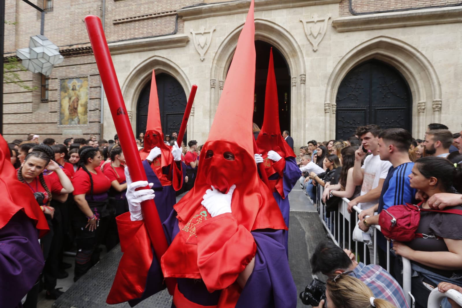 La Hermandad de Los Gitanos sale del Sagrado Corazón pero se tiene que quedr en la Catedral por la lluvia