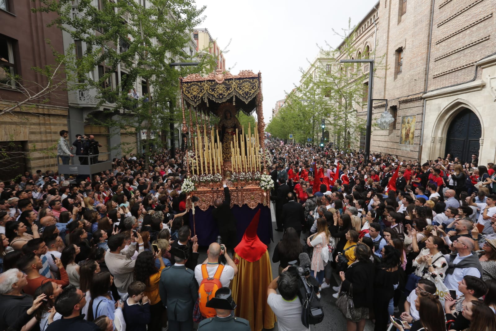 La Hermandad de Los Gitanos sale del Sagrado Corazón pero se tiene que quedr en la Catedral por la lluvia