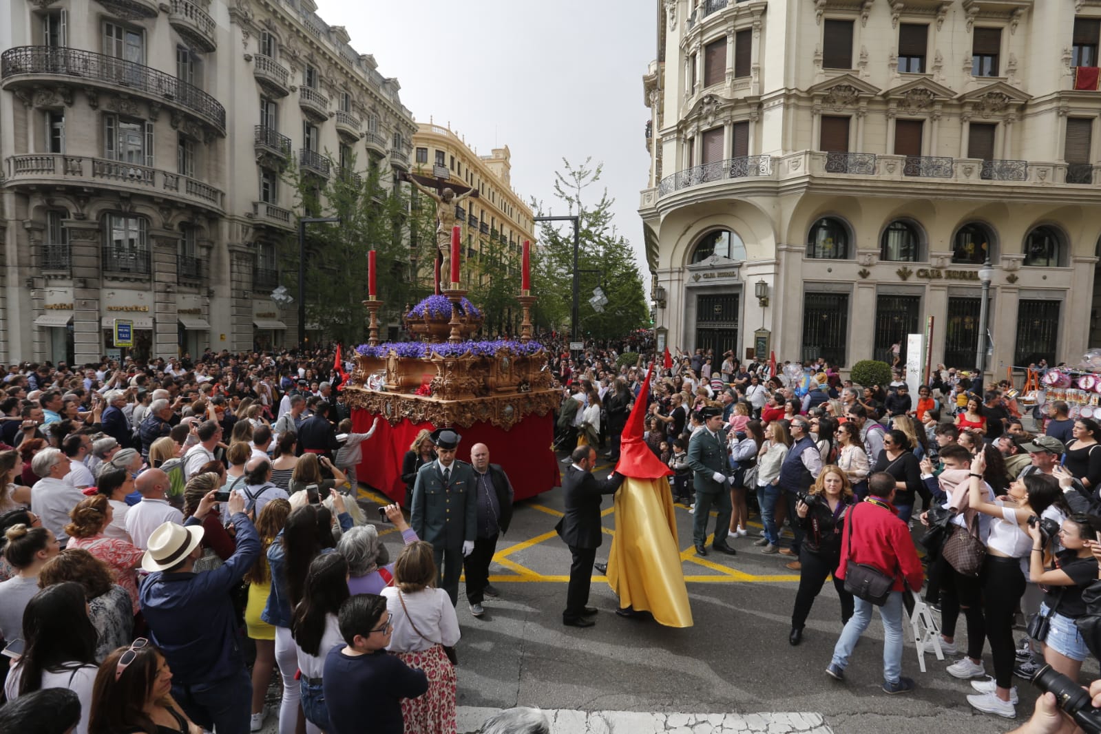 La Hermandad de Los Gitanos sale del Sagrado Corazón pero se tiene que quedr en la Catedral por la lluvia