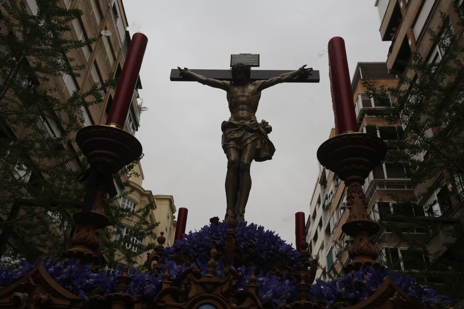 La Hermandad de Los Gitanos sale del Sagrado Corazón pero se tiene que quedr en la Catedral por la lluvia