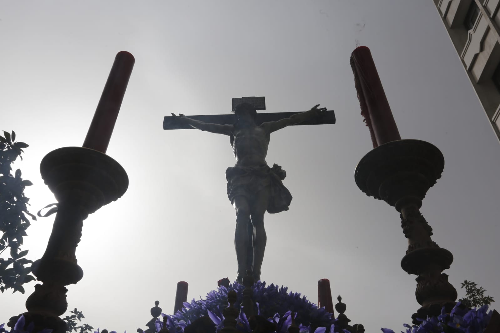 La Hermandad de Los Gitanos sale del Sagrado Corazón pero se tiene que quedr en la Catedral por la lluvia