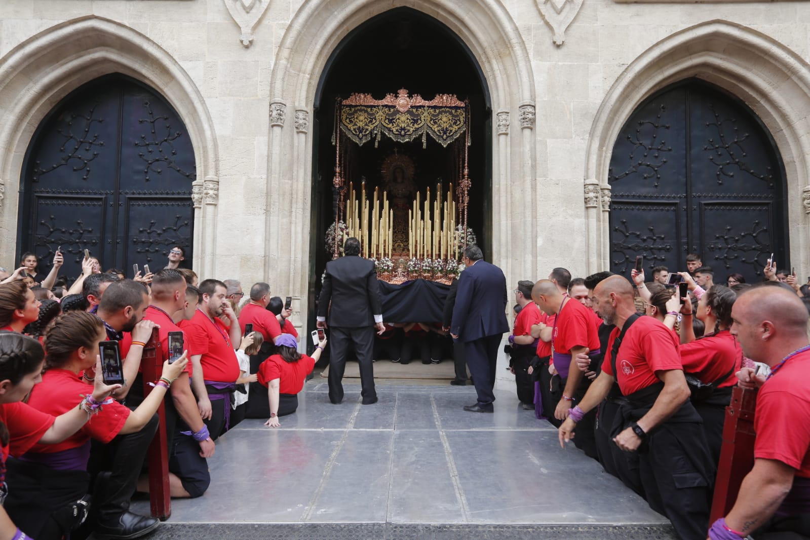 La Hermandad de Los Gitanos sale del Sagrado Corazón pero se tiene que quedr en la Catedral por la lluvia