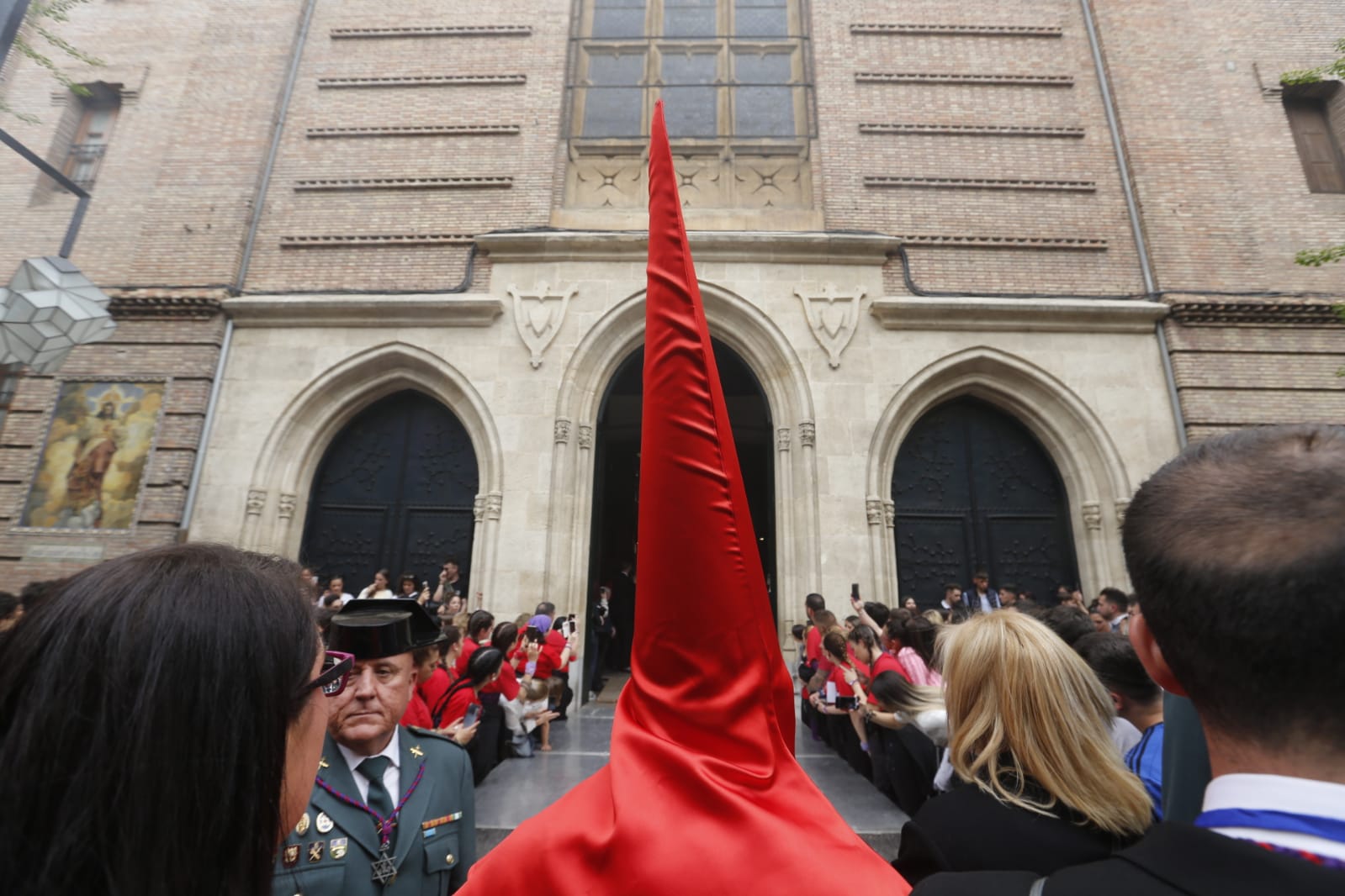 La Hermandad de Los Gitanos sale del Sagrado Corazón pero se tiene que quedr en la Catedral por la lluvia