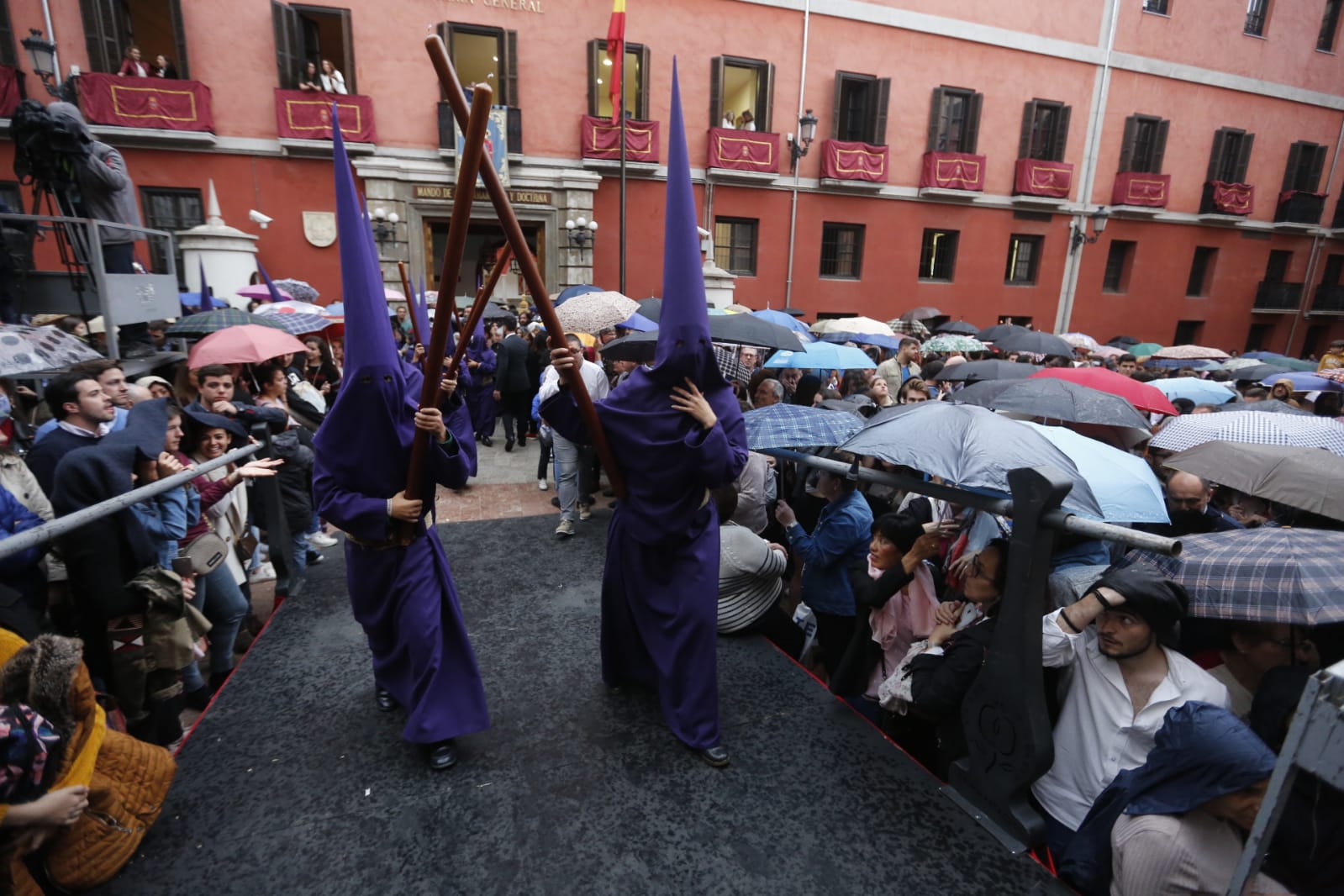 Los hermanos han tenido que volver al templo cuando todo estaba preparado para que salieran los pasos