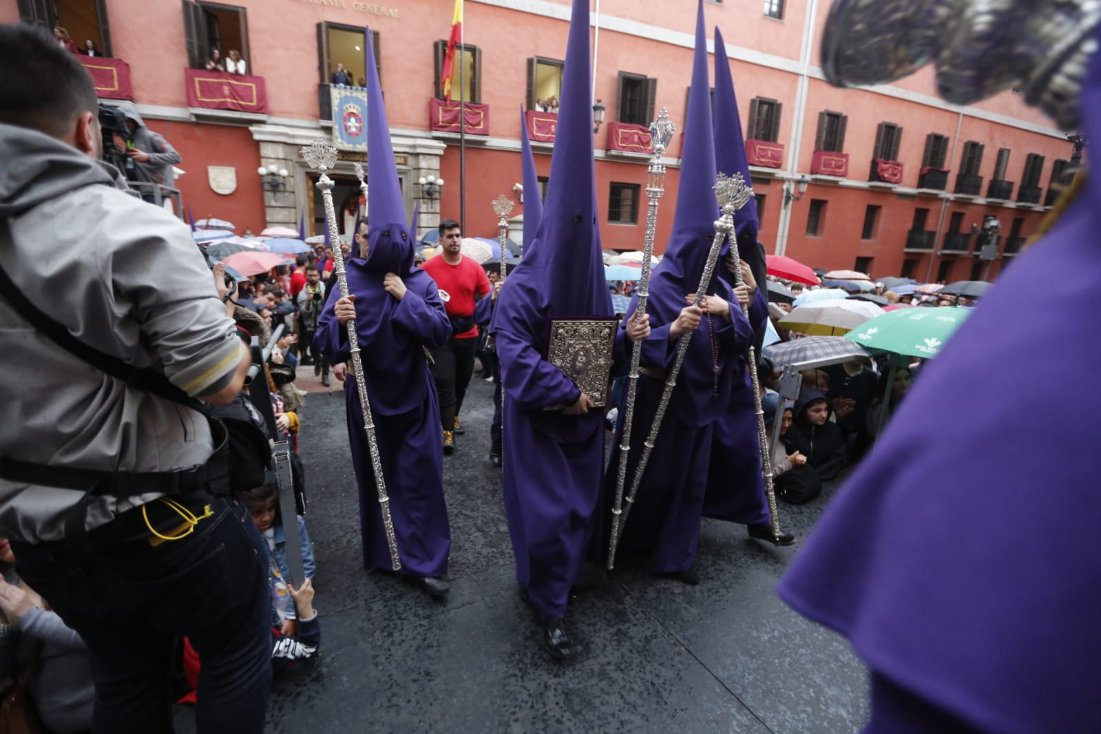 Los hermanos han tenido que volver al templo cuando todo estaba preparado para que salieran los pasos