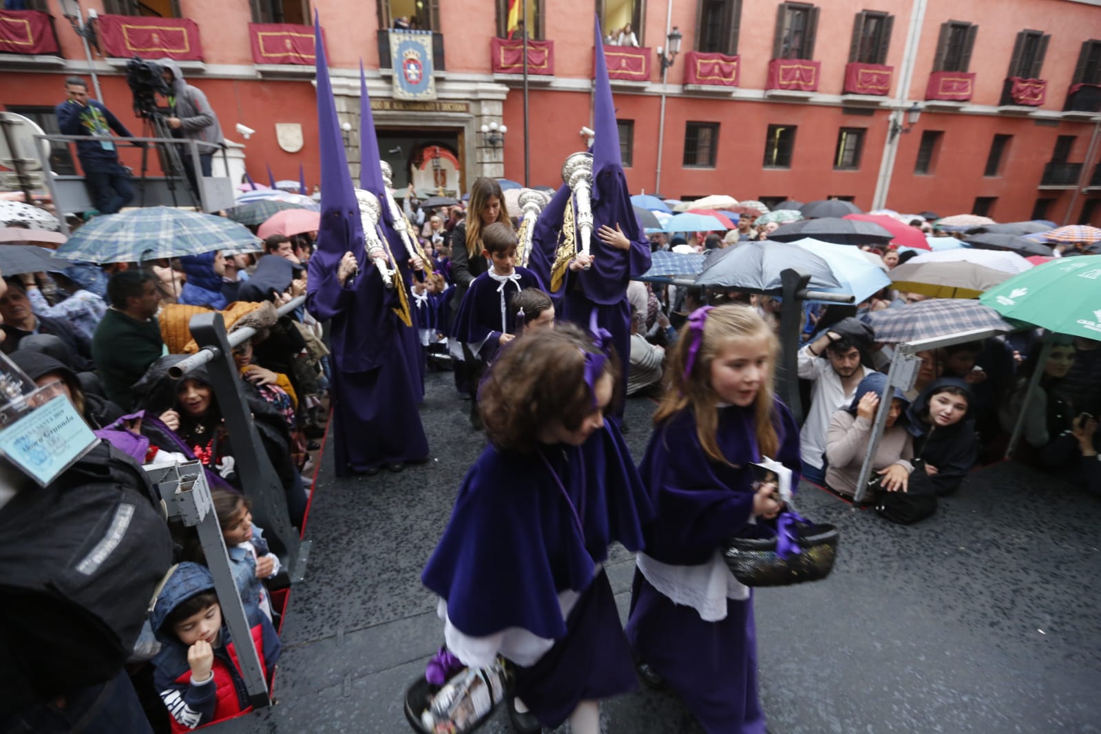 Los hermanos han tenido que volver al templo cuando todo estaba preparado para que salieran los pasos