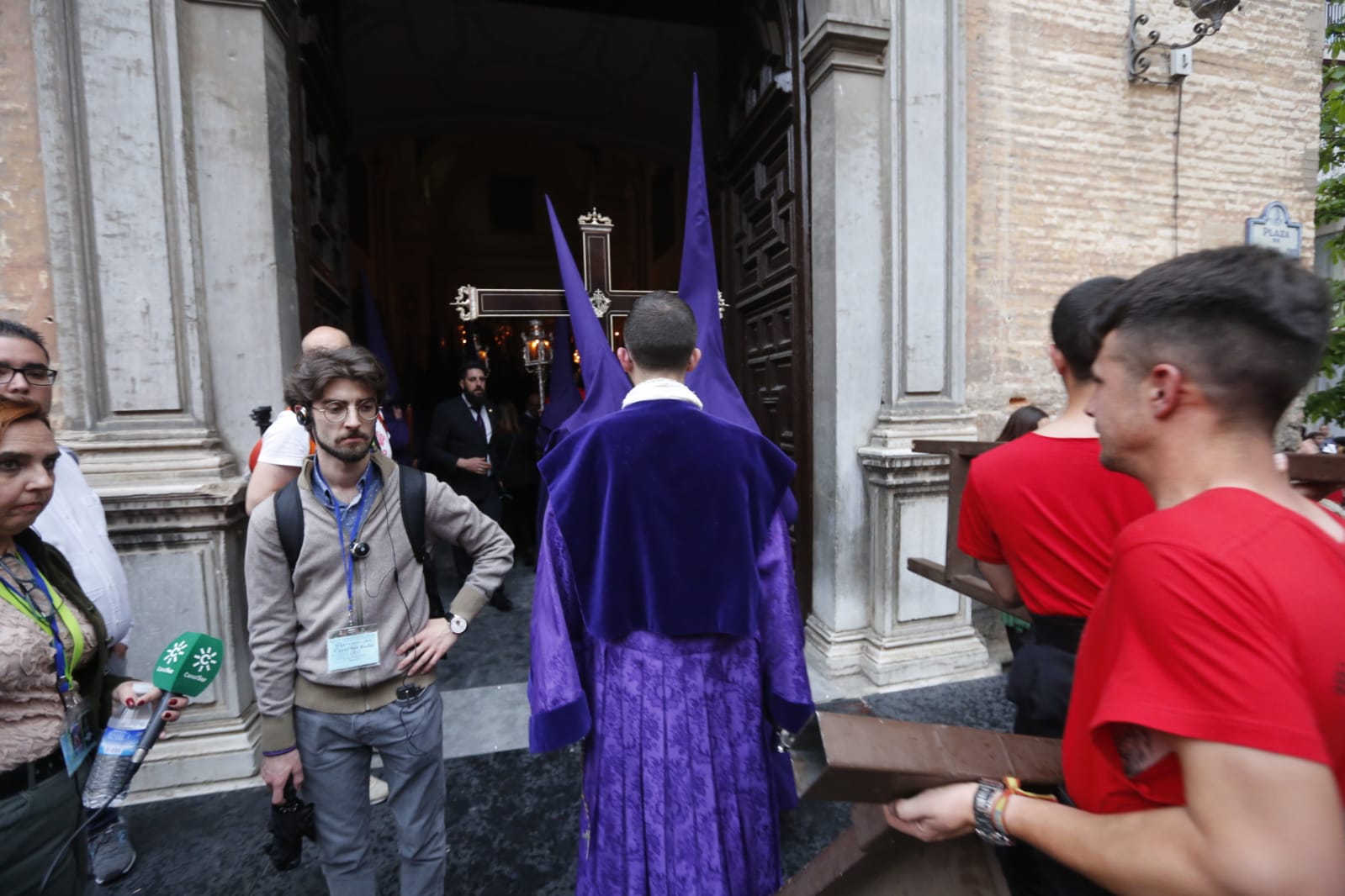 Los hermanos han tenido que volver al templo cuando todo estaba preparado para que salieran los pasos