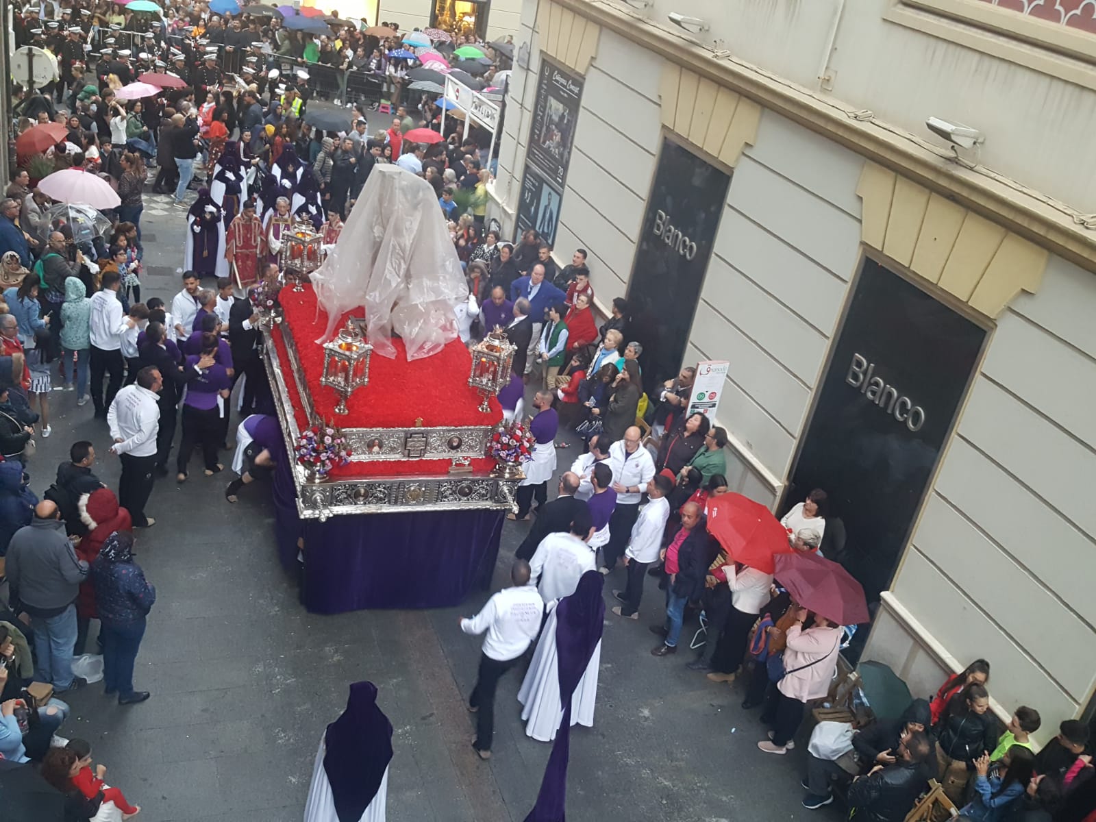 Día complicado en la capital, ya que las hermandes tuvieron que suspender sus estaciones de penitencia