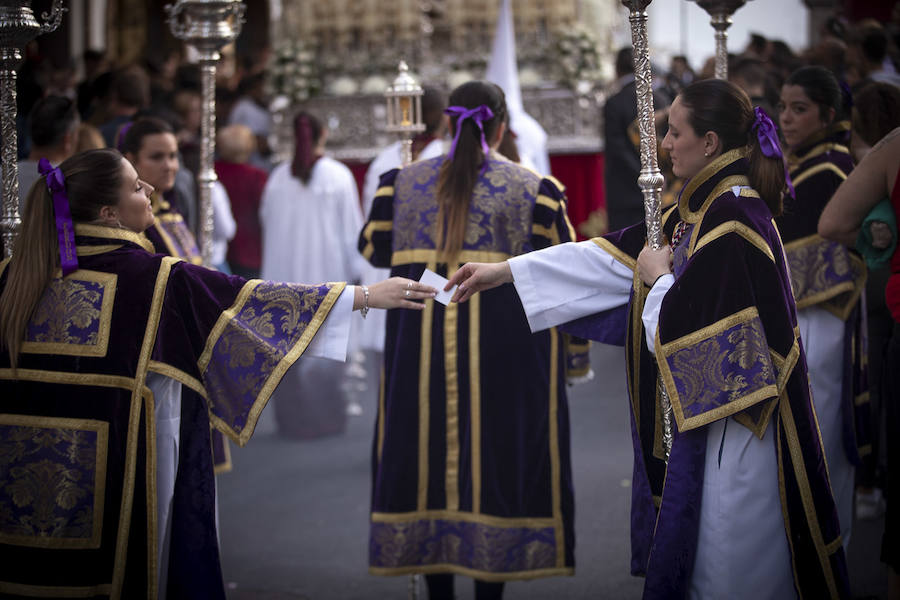 El Cristo del Perdón y María Santísima de la Misericordia volvieron a la renovada iglesia del Carmen de la que salieron por una rampa de 17 metros