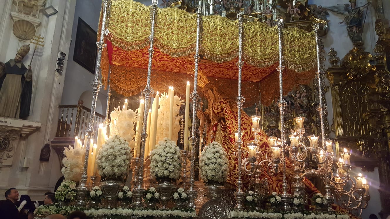 Los pasos de Jesús de las Tres Caídas y Nuestra Señora del Rosario han sido recibidos por una multitud en las puertas de Santo Domingo