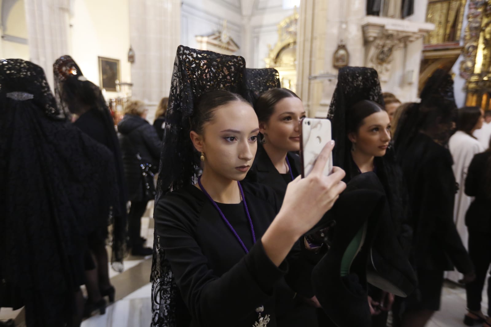 Los pasos de Jesús de las Tres Caídas y Nuestra Señora del Rosario han sido recibidos por una multitud en las puertas de Santo Domingo