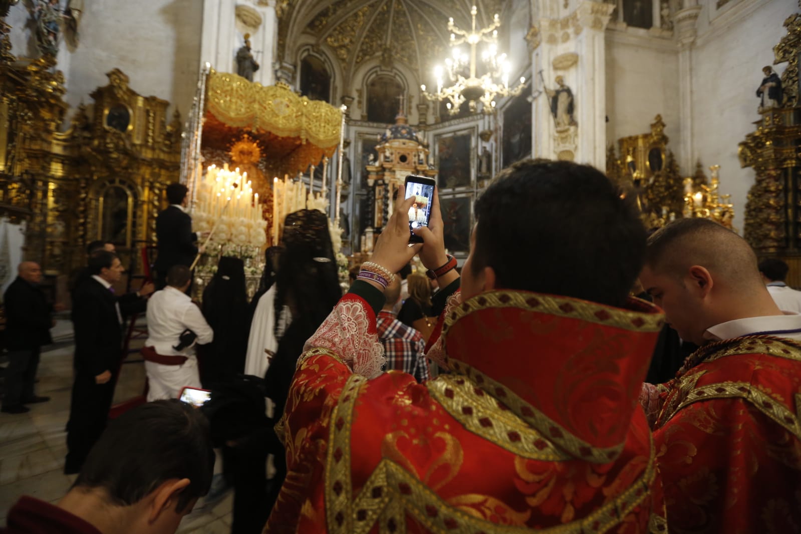 Los pasos de Jesús de las Tres Caídas y Nuestra Señora del Rosario han sido recibidos por una multitud en las puertas de Santo Domingo