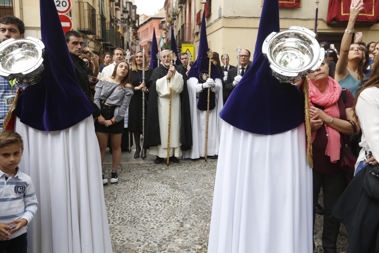 Los pasos de Jesús de las Tres Caídas y Nuestra Señora del Rosario han sido recibidos por una multitud en las puertas de Santo Domingo