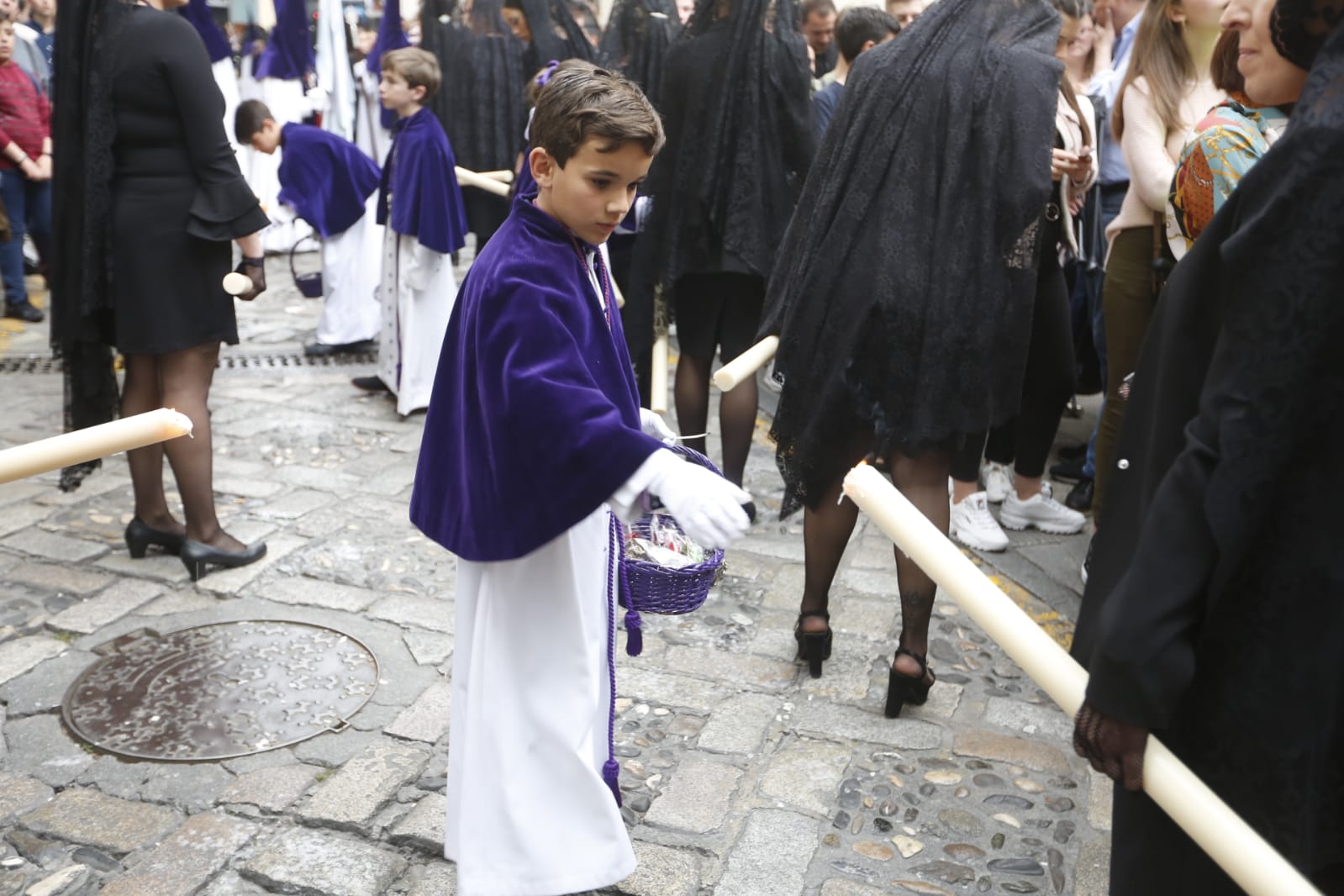 Los pasos de Jesús de las Tres Caídas y Nuestra Señora del Rosario han sido recibidos por una multitud en las puertas de Santo Domingo