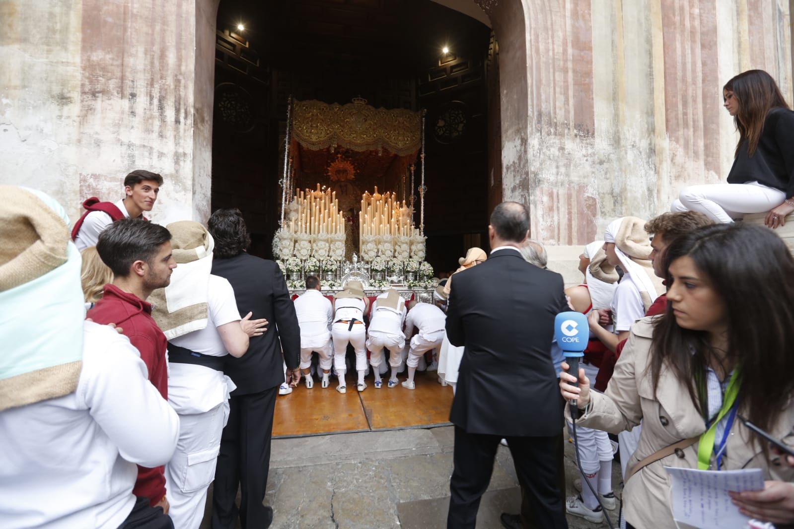 Los pasos de Jesús de las Tres Caídas y Nuestra Señora del Rosario han sido recibidos por una multitud en las puertas de Santo Domingo