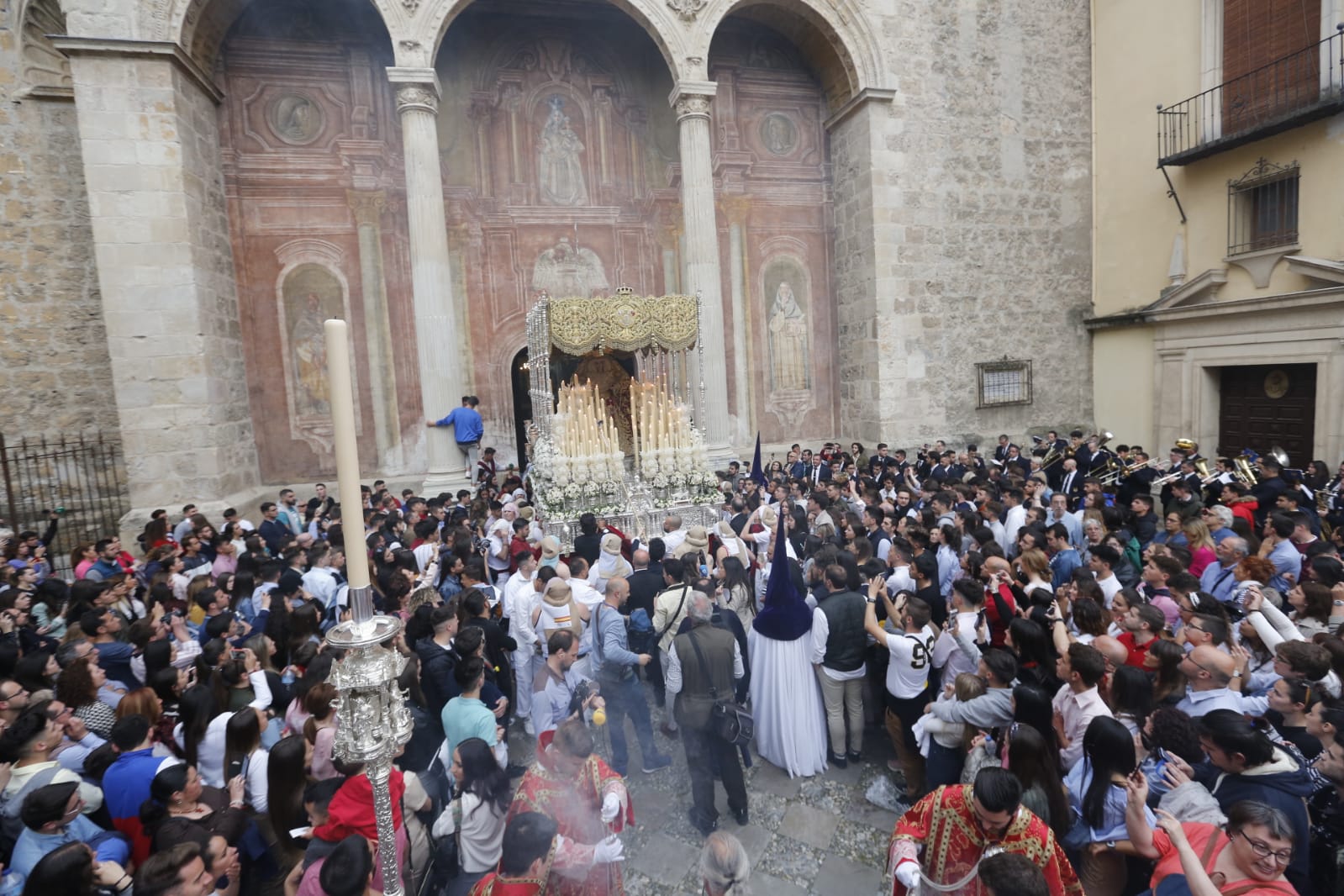 Los pasos de Jesús de las Tres Caídas y Nuestra Señora del Rosario han sido recibidos por una multitud en las puertas de Santo Domingo