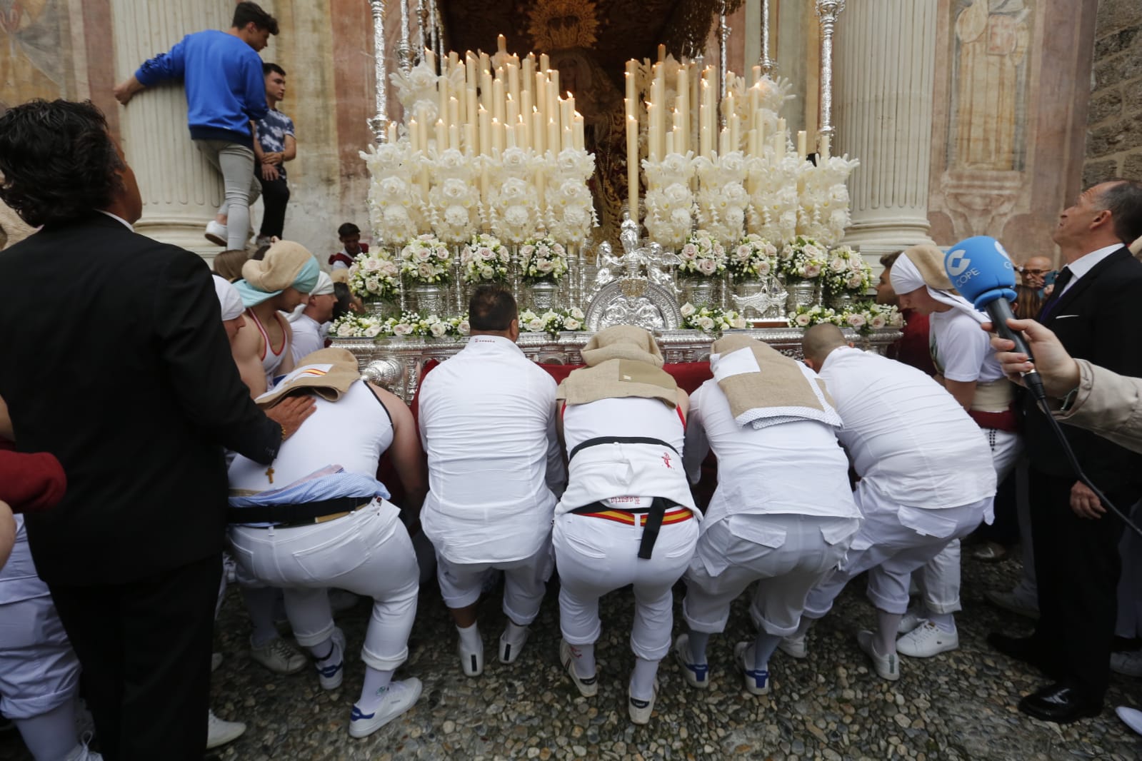 Los pasos de Jesús de las Tres Caídas y Nuestra Señora del Rosario han sido recibidos por una multitud en las puertas de Santo Domingo