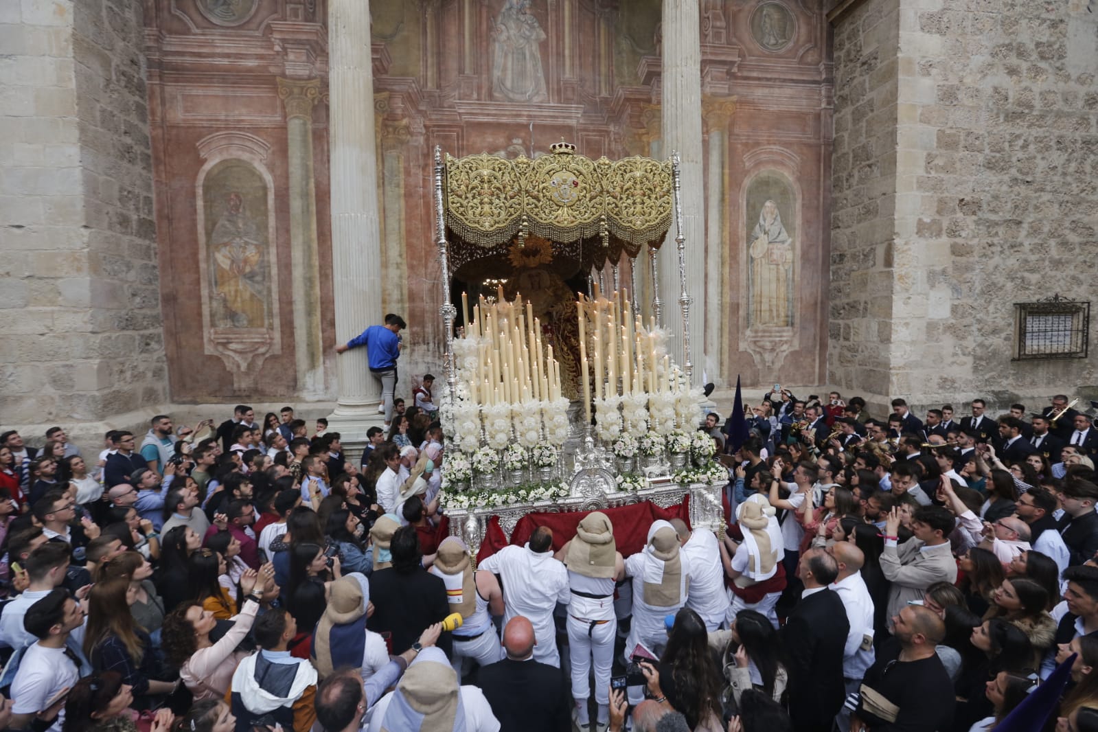 Los pasos de Jesús de las Tres Caídas y Nuestra Señora del Rosario han sido recibidos por una multitud en las puertas de Santo Domingo