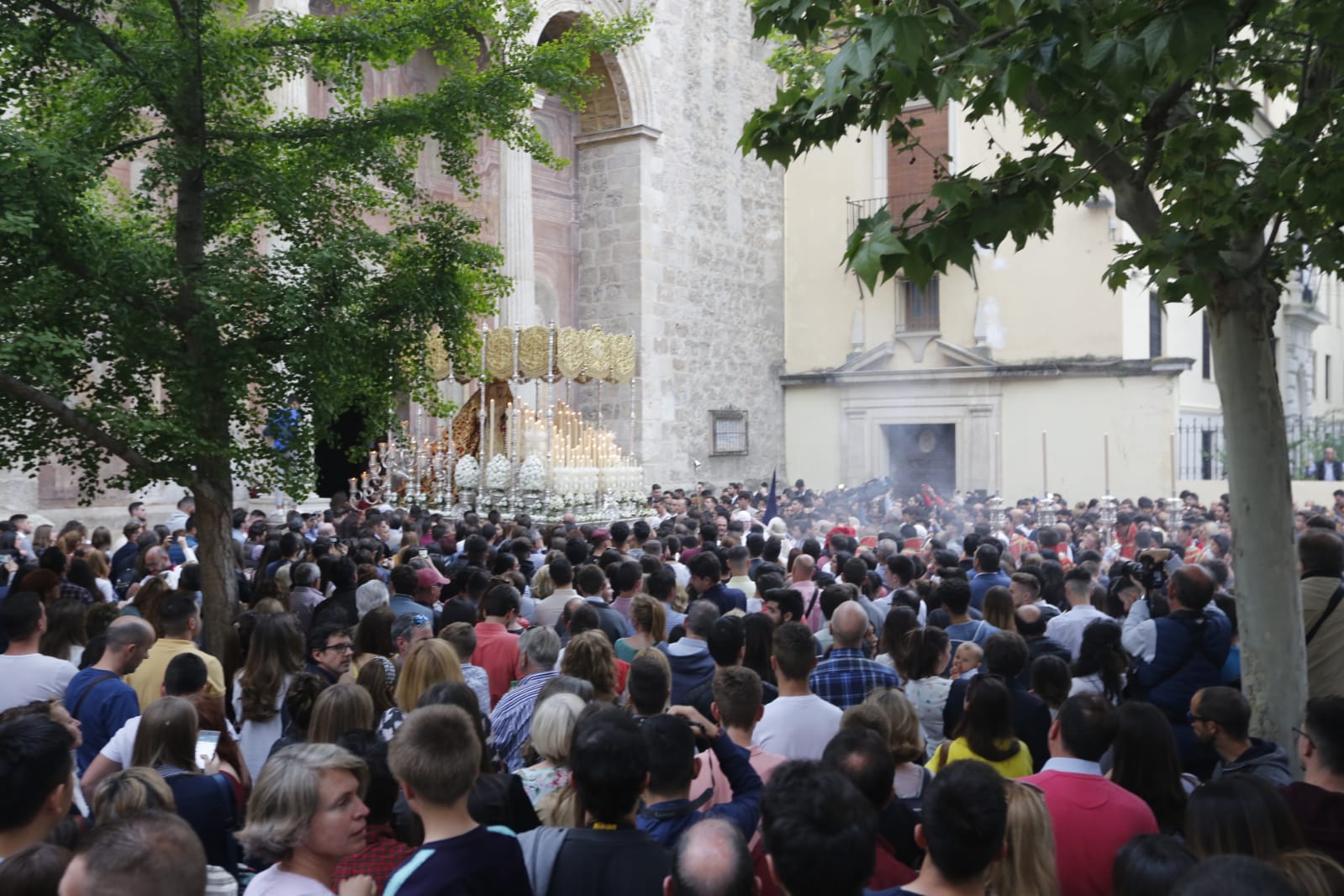 Los pasos de Jesús de las Tres Caídas y Nuestra Señora del Rosario han sido recibidos por una multitud en las puertas de Santo Domingo