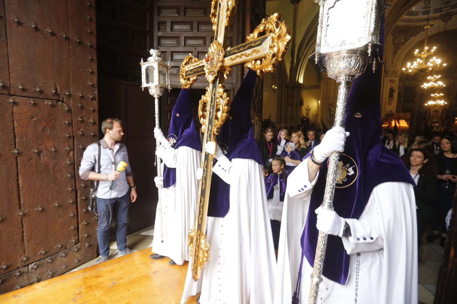 Los pasos de Jesús de las Tres Caídas y Nuestra Señora del Rosario han sido recibidos por una multitud en las puertas de Santo Domingo