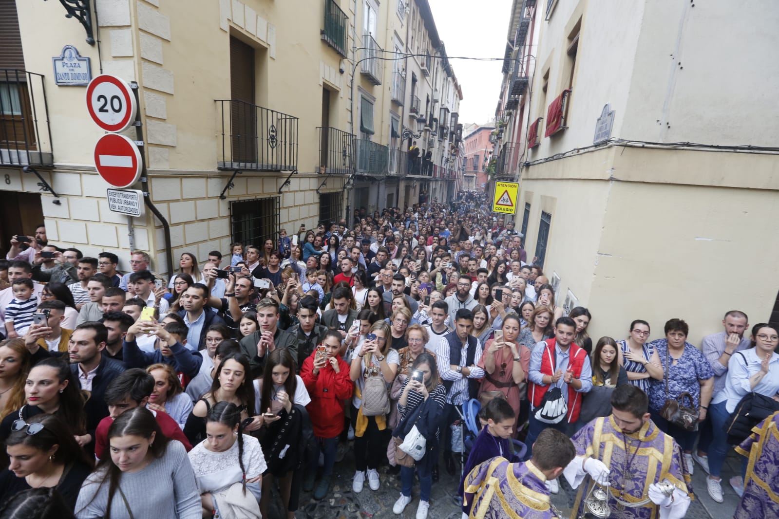 Los pasos de Jesús de las Tres Caídas y Nuestra Señora del Rosario han sido recibidos por una multitud en las puertas de Santo Domingo