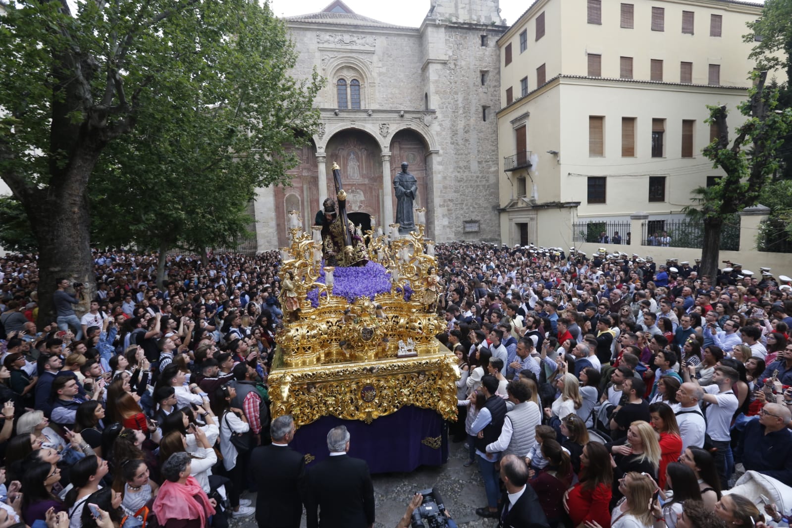 Los pasos de Jesús de las Tres Caídas y Nuestra Señora del Rosario han sido recibidos por una multitud en las puertas de Santo Domingo