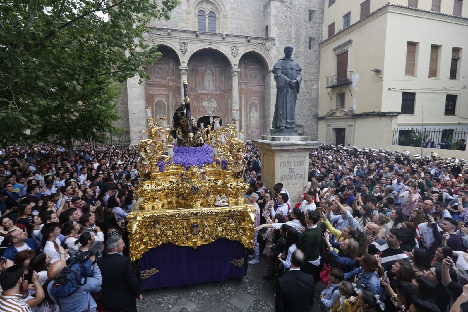 Los pasos de Jesús de las Tres Caídas y Nuestra Señora del Rosario han sido recibidos por una multitud en las puertas de Santo Domingo