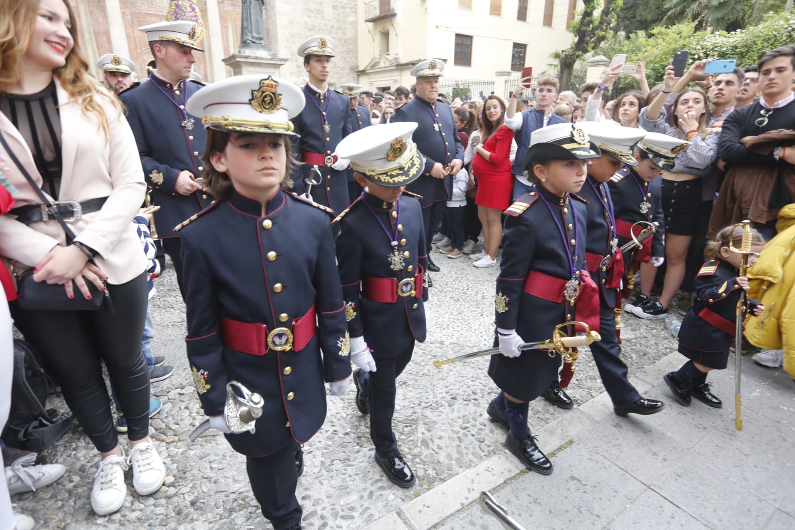 Los pasos de Jesús de las Tres Caídas y Nuestra Señora del Rosario han sido recibidos por una multitud en las puertas de Santo Domingo