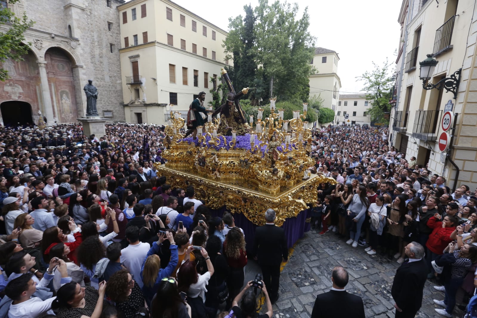 Los pasos de Jesús de las Tres Caídas y Nuestra Señora del Rosario han sido recibidos por una multitud en las puertas de Santo Domingo