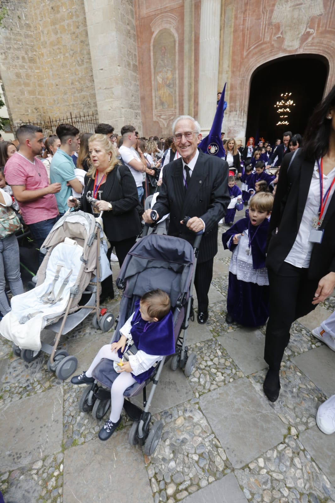 Los pasos de Jesús de las Tres Caídas y Nuestra Señora del Rosario han sido recibidos por una multitud en las puertas de Santo Domingo